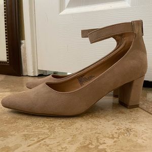 NWB Comfortview Beige Heel Pumps with Ankle Strap